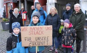 Auch viele Kinder waren bei der Demonstration in Homberg: Ben (links) und Til Matys machten sich gemeinsam mit ihren Familien strack für ihre Zukunft. Alle Fotos: Christine Thiery 